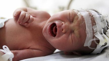 Le nouveau-n&eacute; retrouv&eacute; dans une canalisation pleure dans une couveuse &agrave; l'h&ocirc;pital de Jinhua (Chine), le 28 mai 2013. (CHINA DAILY / REUTERS)