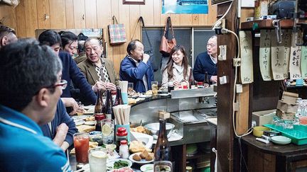 pour un jeune cadre dynamique de refuser d’aller boire bière et saké avec son patron. Car c’est là qu’on parle de sa vie intime, de sa famille, et que se créent les réseaux.   (Lee Chapman/SIPA)