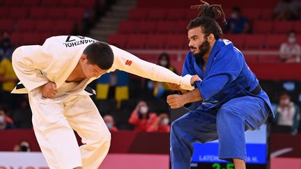 Le judoka français Hélios Latchoumanaya (à d.) affronte le Kazakhstanais Zhanbota Amannzhol pour la médaille de bronze des -90 kg, lors des Jeux paralympiques de Tokyo, le 29 août 2021. (KAZUHIRO NOGI / AFP)