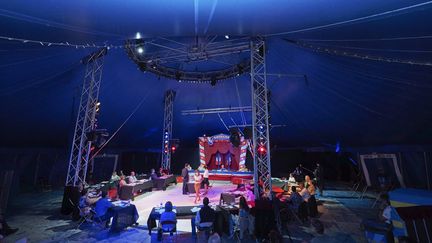 Les membres du conseil municipal de Luynes (Indre-et-Loire) élisent le maire de la commune, le 26 mai 2020. (GUILLAUME SOUVANT / AFP)