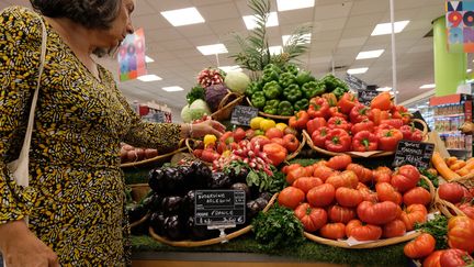 Rayon de fruits et légumes dans un supermarché à Vannes, dans le Morbihan, le 30 juillet 2022. (RICHARD VILLALON / MAXPPP)