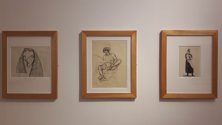 Les dessins de Julio Gonzales avec au centre "Femme se lavant les pieds". (ANNE CHEPEAU / RADIO FRANCE)