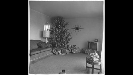 Arbre de Noël dans un living-room à Levittown, Long Island, N.Y. 1963
 (THE ESTATE OF DIANE ARBUS)