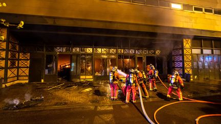 Les pompiers tentent d'éteindre le feu rue Gabriel-Péri, à Levallois Perret. (M.LOUKACHINE / POMPIERS DE PARIS)