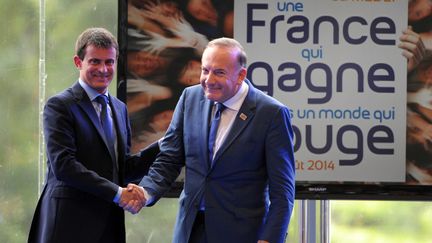 Manuel Valls, Premier minsitre, et Pierre Gattaz, pr&eacute;sident du Medef, &agrave;&nbsp;Jouy-en-Josas (Yvelines), le 27 ao&ucirc;t 2014. (ERIC PIERMONT / AFP)