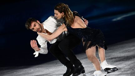 Gabriella Papadakis&nbsp;et&nbsp;Guillaume Cizeron lors du gala de clôture du patinage artistique, le 20 février 2022. (ANNE-CHRISTINE POUJOULAT / AFP)