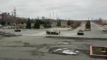 Des véhicules blindés&nbsp;de l'armée russe sur le site de l'ancienne centrale nucléaire de Tchernobyl, dans le nord de l'Ukraine, le 24 février 2022. (EYEPRESS NEWS / AFP)