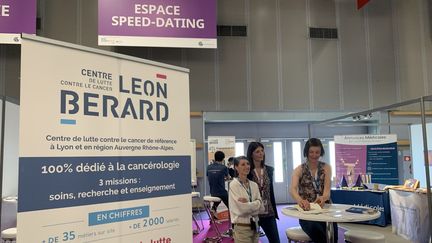 Elise Aguinet, responsable des ressources humaines du centre Léon Bérard de Lyon, teste le&nbsp;"job&nbsp;dating"&nbsp;au salon Santexpo, à Paris. (ANNE-LAURE DAGNET / RADIOFRANCE)