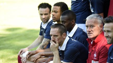 L'international Franck Rib&eacute;ry au milieu de ses co&eacute;quipiers de l'&eacute;quipe de France et du s&eacute;lectionneur Didier Deschamps &agrave; Clairefontaine (Yvelines), le 6 juin 2014. (FRANCK FIFE / AFP)