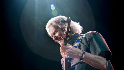  L'envoûtant guitariste avec son groupe 4th Dimension 
 (Marion Tisserand)