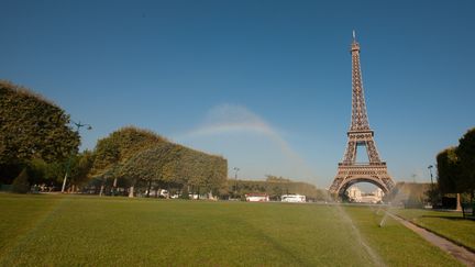 Un dispositif d'arrosage automatique sur le Champ-de-Mars à Paris, le 18 avril 2017. (GILLES TARGAT / GILLES TARGAT / AFP)