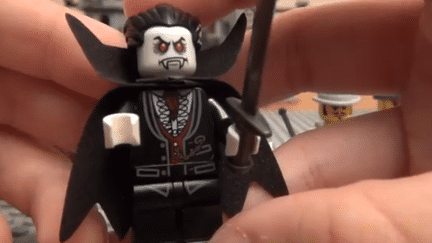 Un personnage Lego &agrave; l'effigie d'un vampire dans une vid&eacute;o YouTube montrant le coffret sp&eacute;cial de la marque danoise. ( YOUTUBE / FRANCETV INFO )