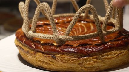 En matière de galette des rois, il y a les inconditionnels de la frangipane. D'autres préfèrent les nouveautés apparues ces dernières années : à la pomme, au chocolat... Dans le Sud, on déguste plutôt le gâteau des Rois. Chacun a ses préférences et ses secrets de fabrication. (France 2)