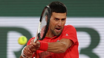 Novak Djokovic face à Yoshihito Nishioka lors de son premier tour à Roland-Garros, le 23 mai 2022. (THOMAS SAMSON / AFP)