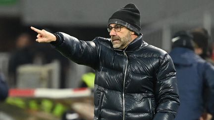 L'entraîneur néerlandais de Lyon, Peter Bosz, lors du&nbsp;match entre l'Olympique Lyonnais et Montpellier, au Stade de la Mosson à Montpellier, le 28 novembre 2021. (PASCAL GUYOT / AFP)