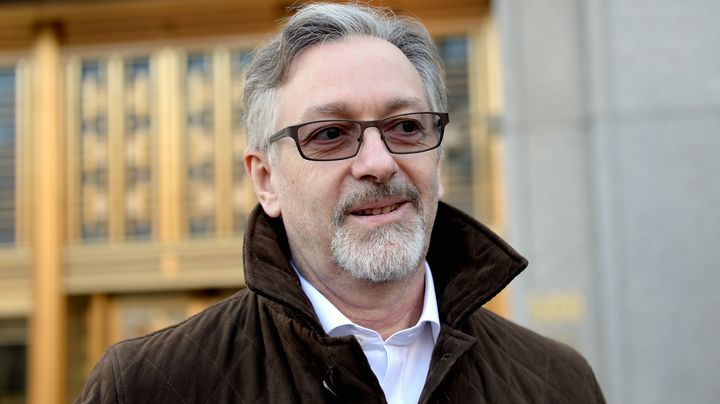 Le vigneron Laurent Ponsot, face &agrave; la presse, devant le tribunal de New York, pendant le proc&egrave;s Kurniawan, le 18 d&eacute;cembre 2013. (STAN HONDA / AFP)