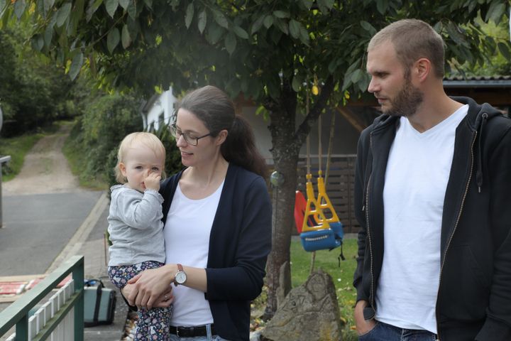 Isabell et Christian Keuler et leur fille de 15 mois, le 24 août 2021 à Ahrbrück (Allemagne).&nbsp; (VALENTINE PASQUESOONE / FRANCEINFO)