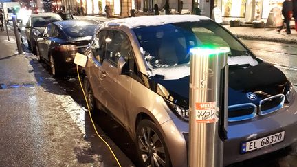 Une borne de recharge de voiture électrique à Oslo, le 20 novembre 2017. (BENJAMIN MATHIEU / RADIO FRANCE)