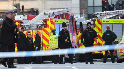 Des policiers sur le London Bridge, à Londres, le 29 novembre 2019. (DANIEL SORABJI / AFP)