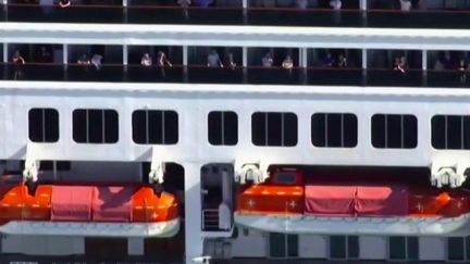 Depuis plusieurs jours, le Zaandam, un navire de croisière de 1 800 passagers, errait au large&nbsp;des côtes d'Amérique du&nbsp;Sud&nbsp;afin de trouver un port où accoster.&nbsp;Problème, certains de ses passagers étaient atteints du Covid-19. C'est finalement en Floride que le&nbsp;Zaandam&nbsp;a lâche son ancre. (France 2)