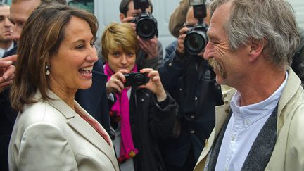 La pr&eacute;sidente de la r&eacute;gion Poitou-Charentes, S&eacute;gol&egrave;ne Royal rencontre Jos&eacute; Bov&eacute; lors de sa visite au Salon de l'agriculture &agrave; Paris, le 28 f&eacute;vrier 2012. (CHRISTOPHE PETIT TESSON / MAXPPP)