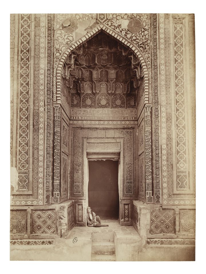 Paul Nadar, "Entrée du mausolée de Shadi Mulk-Aka dans la nécropoleChakhi Zinda, Samarkand", 1890, tirage sur papier albuminé (MAD PARIS / CHRISTOPHE DELLIERE)