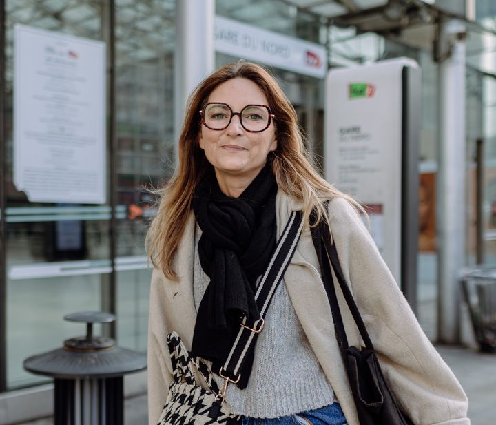 Isabelle Wautelet pose devant la gare du Nord, à Paris, le 12 avril 2022. (PIERRE MOREL / FRANCEINFO)