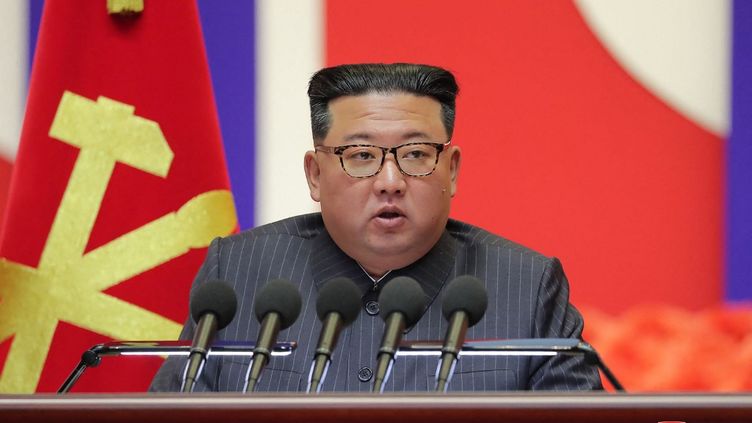 Le leader nord-coréen&nbsp;Kim Jong-un à Pyongyang, le 10 août 2022. (KCNA VIA KNS / AFP)