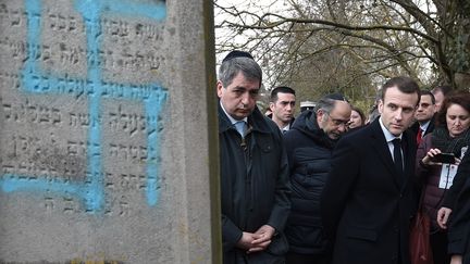 Emmanuel Macron, le 19 février dans le cimetière juif profané de Quatzenheim (Bas-Rhin). (FREDERICK FLORIN / AFP)