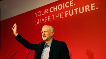 &nbsp; (Le nouveau leader du parti travailliste britannique (labour), Jeremy Corbyn, lors de son discours de la victoire samedi à Londres © REUTERS/Stefan Wermuth)