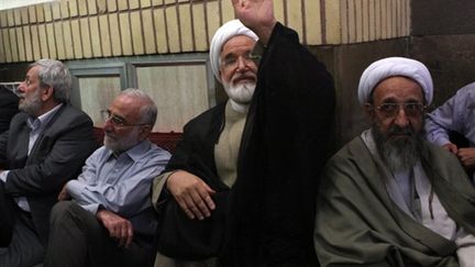 Mehdi Karroubi (au centre), l'un des trois candidats de l'opposition à la présidentielle (© AFP PHOTO/SAHAR JALILI)