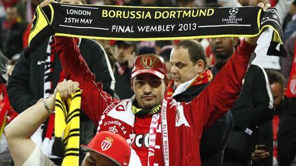 Un supporter monégasque dans les tribunes du Signal Iduna Park (ODD ANDERSEN / AFP)