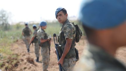 Soldats turcs en faction le long de la fronti&egrave;re avec la Syrie, le 4 octobre 2012. (BULENT KILIC / AFP)