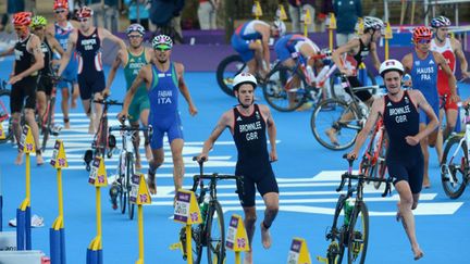 Les frères Brownlee devant le Français David Hauss (en haut à droite) (CHRISTOPHE SIMON / AFP)