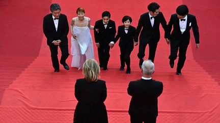 Le réalisateur Kore-Eda (à droite) et l'équipe du film "Monster" accueillis par Thierry Frémaux et Irisi Knobloch, la présidente du Festival, avant la projection du film. (ANTONIN THUILLIER / AFP)