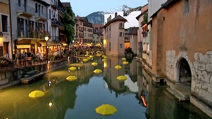 Pluie de parapluies sur le canal de Thiou par l'artiste italien Emmanuele Panzarini,
 (capture d&#039;écran France 3)