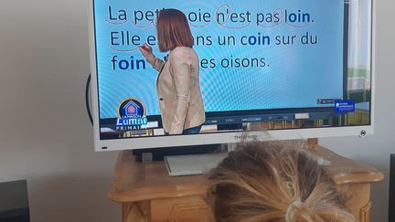 Une enfant regarde un programme éducatif de France 4. Depuis le début du confinement, les chaînes de télévision ont bouleversé leurs programmes.&nbsp; (AURÉLIE LAGAIN / FRANCE-BLEU BREIZH IZEL)