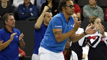 Yannick Noah sur la chaise de l'équipe de France de Fed Cup (JEAN-PHILIPPE KSIAZEK / AFP)