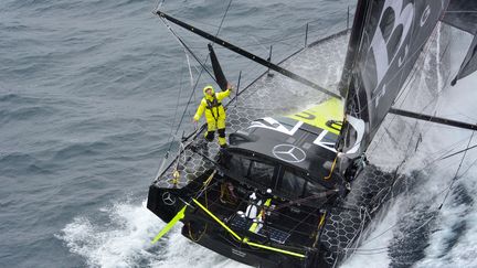 Alex Thomson tourne au ralenti. (MARINE NATIONALE / NEFERTITI)