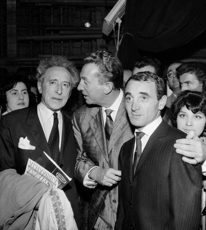 L'écrivain et peintre Jean Cocteau ainsi que le chanteur Charles Trenet félicitent Charles Aznavour après sa rentrée triomphale à l'Alhambra, à Paris, le 12 décembre 1960. (UPI / AFP)