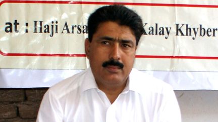 Le chirurgien pakistanais Shakil Afridi, le 22 juillet 2010, lors d'une campagne de lutte contre la malaria dans le district tribal de Khyber, au Pakistan. (MOHAMMAD RAUF / AFP)