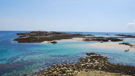 Maîtresse-Île vue, dans l'archipel des Écréhous, depuis Marmotière à marée basse. (AUGUSTINCONSTANCE CC BY-SA 4.0 VIA WIKIMEDIA COMMONS)