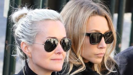 Laeticia Hallyday et Laura Smet devant l'église de la Madeleine à Paris. (LUDOVIC MARIN / AFP)