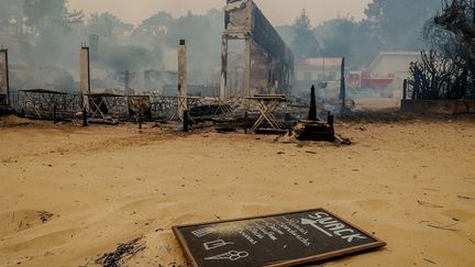 Un restaurant détruit par les flammes à Cazaux (Gironde), le 14 juillet 2022.&nbsp;
 (MAXPPP)