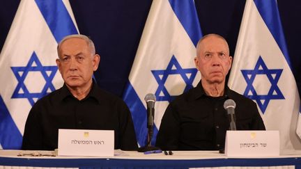 Le Premier ministre israélien Benjamin Netanyahu et l'ancien ministre de la Défense Yoav Gallant lors d'une conférence de presse à Tel Aviv, le 28 octobre 2023. (ABIR SULTAN / AFP)