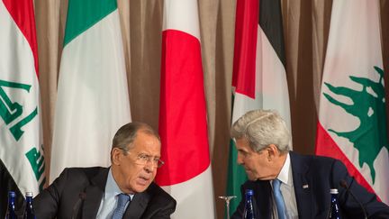 Le ministre russe des Affaires étrangères (à gauche) Sergei Lavrov et le secrétaire d'Etat américain John Kerry à New York, le 22 septembre 2016.&nbsp; (BRYAN R. SMITH / AFP)