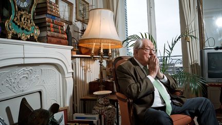 Le pr&eacute;sident d'honneur du FN, Jean-Marie Le Pen, dans son ancien bureau de Saint-Cloud (Hauts-de-Seine), le 3 octobre 2012. (GELEBART/20 MINUTES/SIPA)