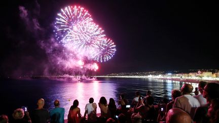 Un feu d’artifice&nbsp;est tiré au large de la Promenade des Anglais à Nice (Alpes-Maritimes), le 15 août 2018. (MAXPPP)