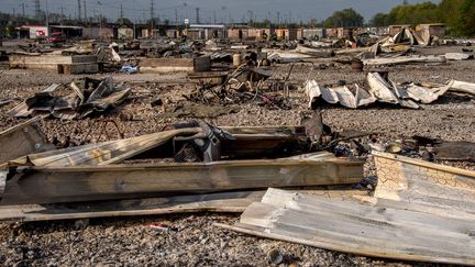 Le camp de migrants de Grande-Synthe (Nord) au lendemain de l'incendie qui l'a ravagé le 10 avril 2017.&nbsp; (PHILIPPE HUGUEN / AFP)