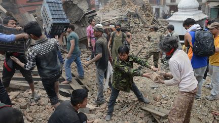 Des militaires et des habitants de katmandou (N&eacute;pal), tente de d&eacute;blayer les ruines des b&acirc;timents, mis &agrave; terre par un s&eacute;isme survenu samedi 25 avril, afin de retrouver des victimes.&nbsp; (PRAKASH MATHEMA / AFP)